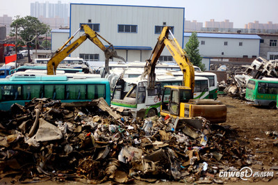 西安交警集中销毁110辆达报废标准客车，筑牢交通安全防线