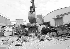 公处赌徒销毁赌具，净化社会风气显成效